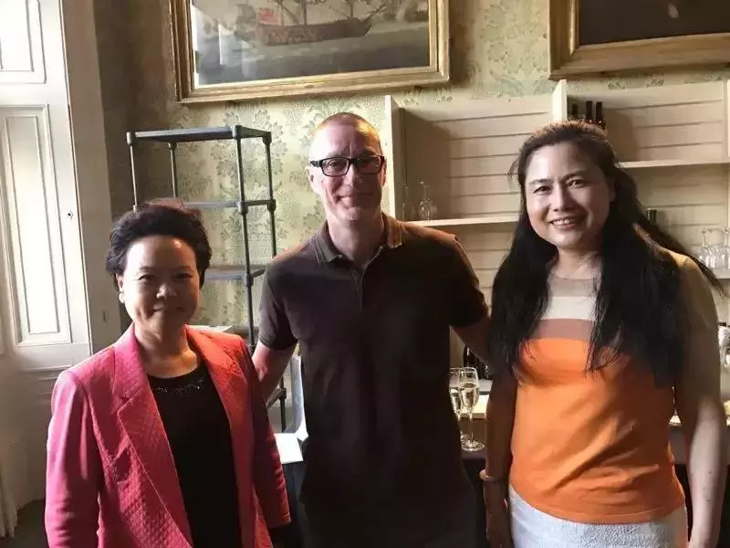 浙江省貿(mào)促會吳桂英會長、英國諾丁漢郡政府首席執(zhí)行官安東尼·梅先生與陶曉鶯董事長親切交談.jpg